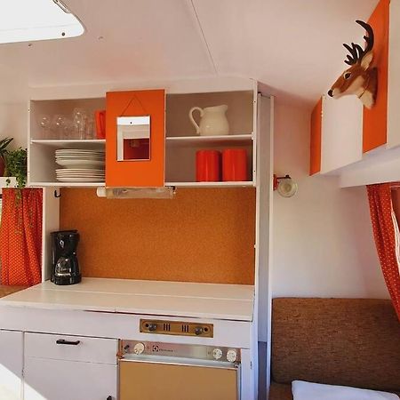 Small Retro Caravan Leek Exteriér fotografie