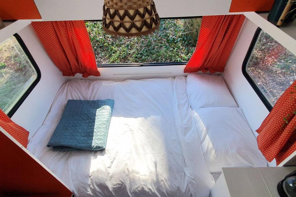 Small Retro Caravan Leek Exteriér fotografie