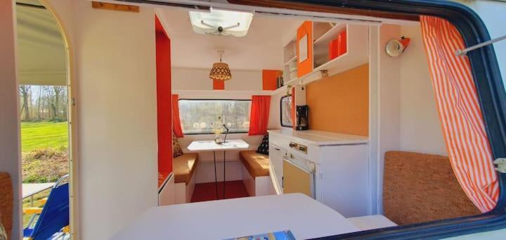 Small Retro Caravan Leek Exteriér fotografie